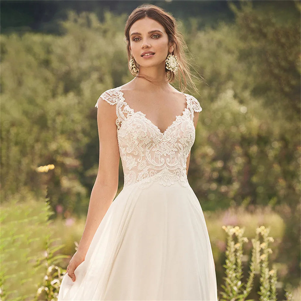 Robe de mariée bohème personnalisée en dentelle, coupe trapèze, manches courtes, dos illusion, col en V, traîne courte, 2025