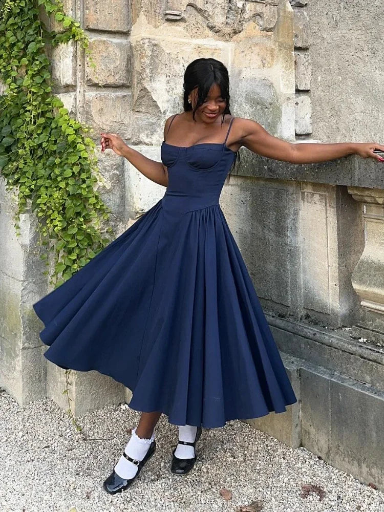 Robe midi élégante à fines bretelles, coupe ajustée, idéale pour les fêtes, bleu marine, pour un anniversaire ou une occasion spéciale. Vêtements pour femmes.