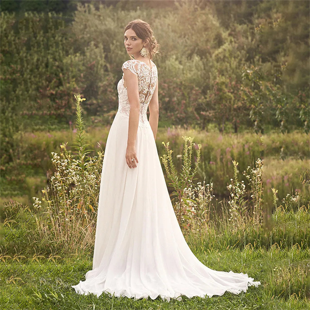 Robe de mariée bohème personnalisée en dentelle, coupe trapèze, manches courtes, dos illusion, col en V, traîne courte, 2025