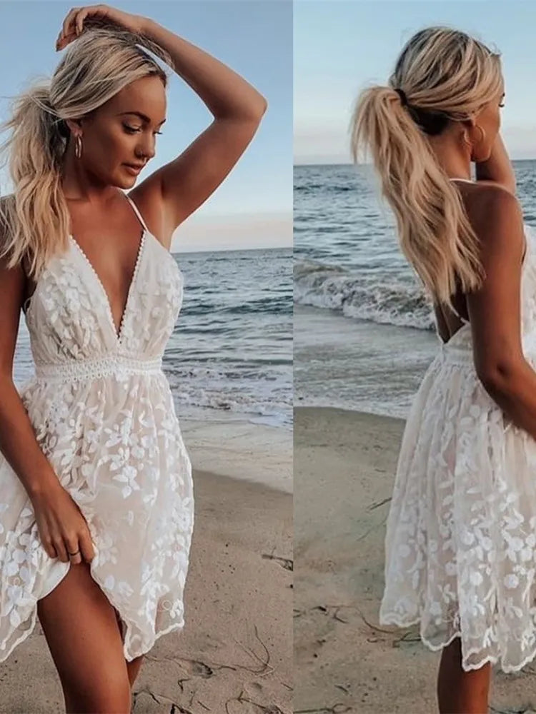 Robe blanche sexy à bretelles spaghetti pour femme, tenue d'été brodée en maille et dentelle, dos nu, idéale pour la plage ou les loisirs.