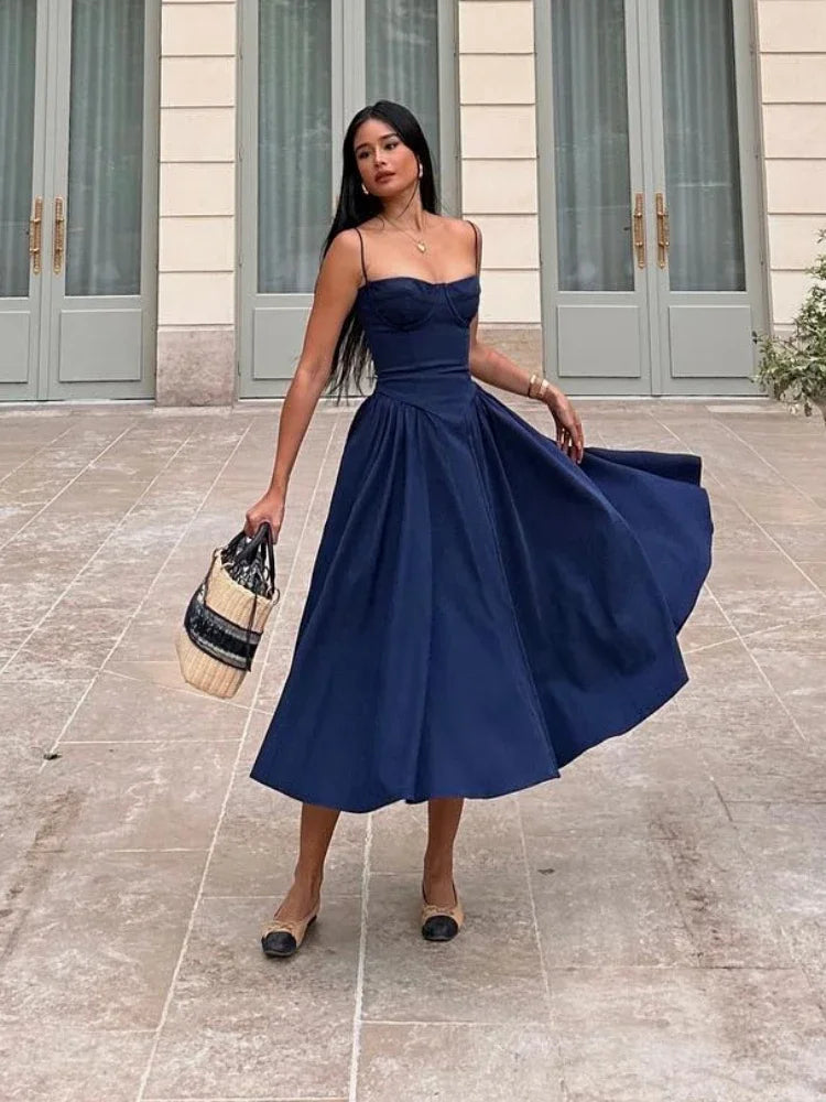 Robe midi élégante à fines bretelles, coupe ajustée, idéale pour les fêtes, bleu marine, pour un anniversaire ou une occasion spéciale. Vêtements pour femmes.