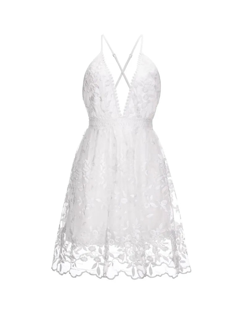 Robe blanche sexy à bretelles spaghetti pour femme, tenue d'été brodée en maille et dentelle, dos nu, idéale pour la plage ou les loisirs.
