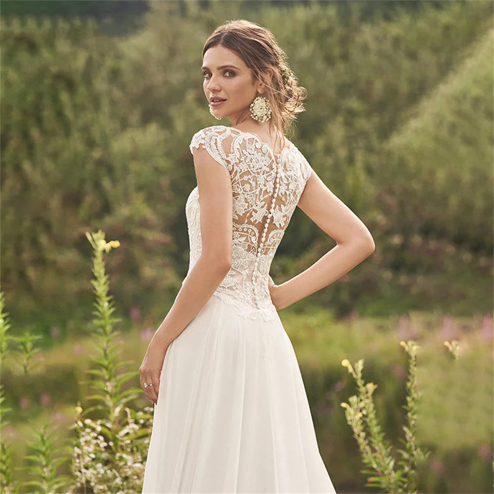 Robe de mariée bohème personnalisée en dentelle, coupe trapèze, manches courtes, dos illusion, col en V, traîne courte, 2025