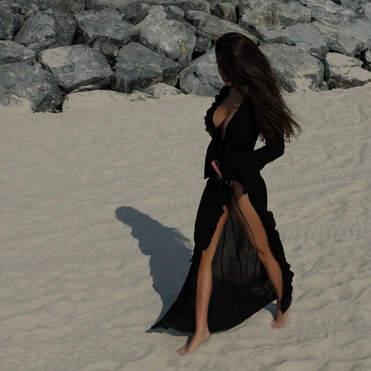 Nouvelle tunique de plage en mousseline de soie, robe de protection solaire, vêtements de plage pour femmes, col en V sexy, volants, manches longues, noir et blanc