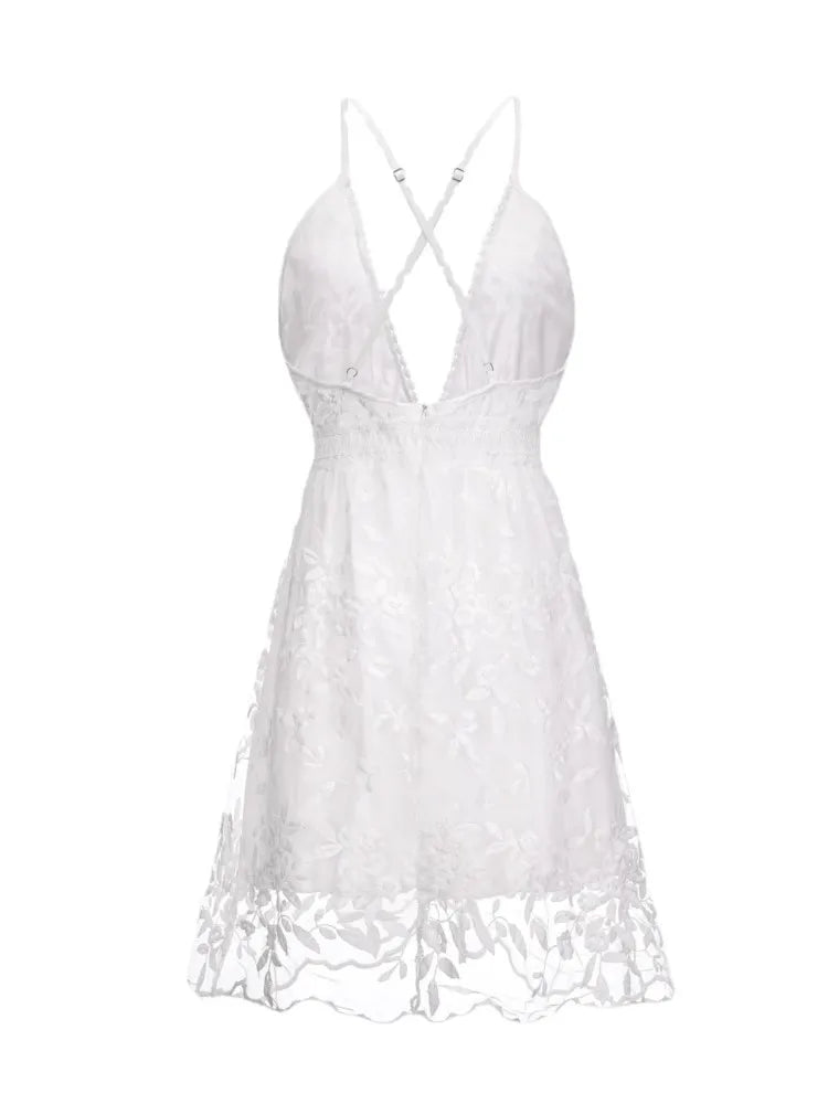 Robe blanche sexy à bretelles spaghetti pour femme, tenue d'été brodée en maille et dentelle, dos nu, idéale pour la plage ou les loisirs.