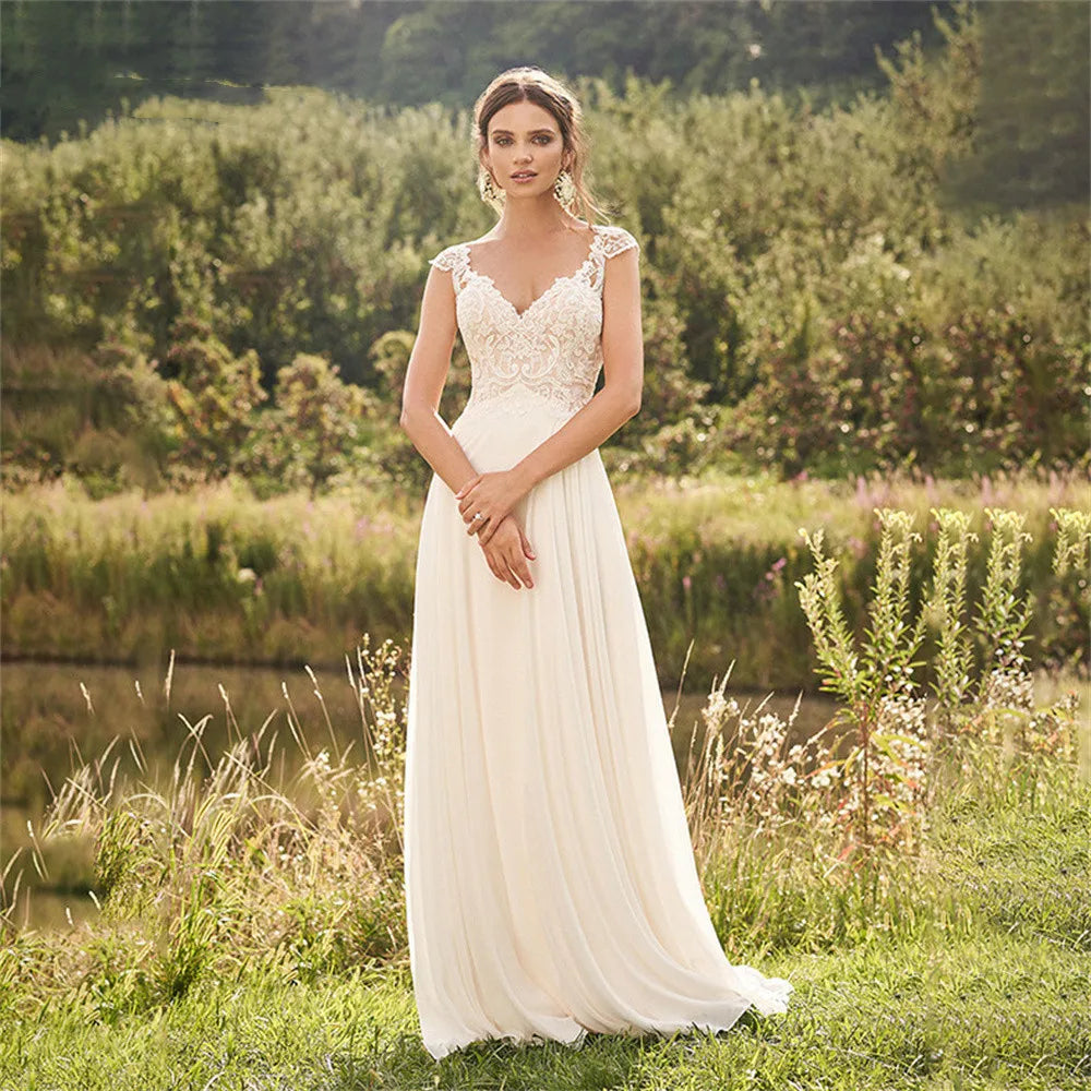 Robe de mariée bohème personnalisée en dentelle, coupe trapèze, manches courtes, dos illusion, col en V, traîne courte, 2025