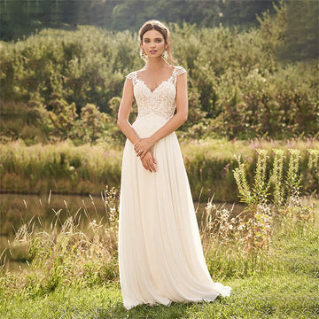 Robe de mariée bohème personnalisée en dentelle, coupe trapèze, manches courtes, dos illusion, col en V, traîne courte, 2025