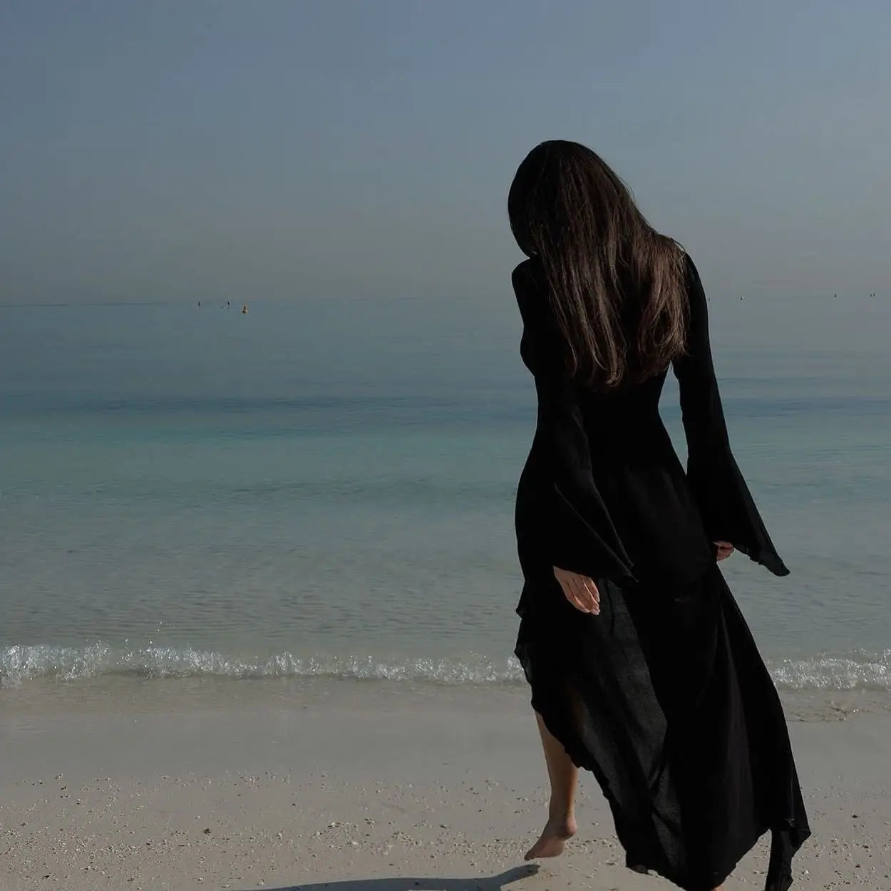 Nouvelle tunique de plage en mousseline de soie, robe de protection solaire, vêtements de plage pour femmes, col en V sexy, volants, manches longues, noir et blanc