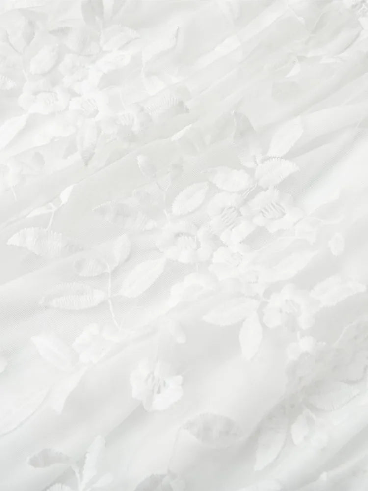 Robe blanche sexy à bretelles spaghetti pour femme, tenue d'été brodée en maille et dentelle, dos nu, idéale pour la plage ou les loisirs.