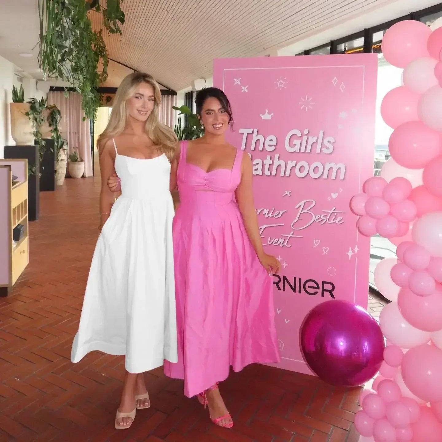 2025 Robes pour femmes Rose Élégante et Jolie Midi Blanc Robe de Vacances Spaghetti Strap Robe de Plage A Ligne Robes de Soirée