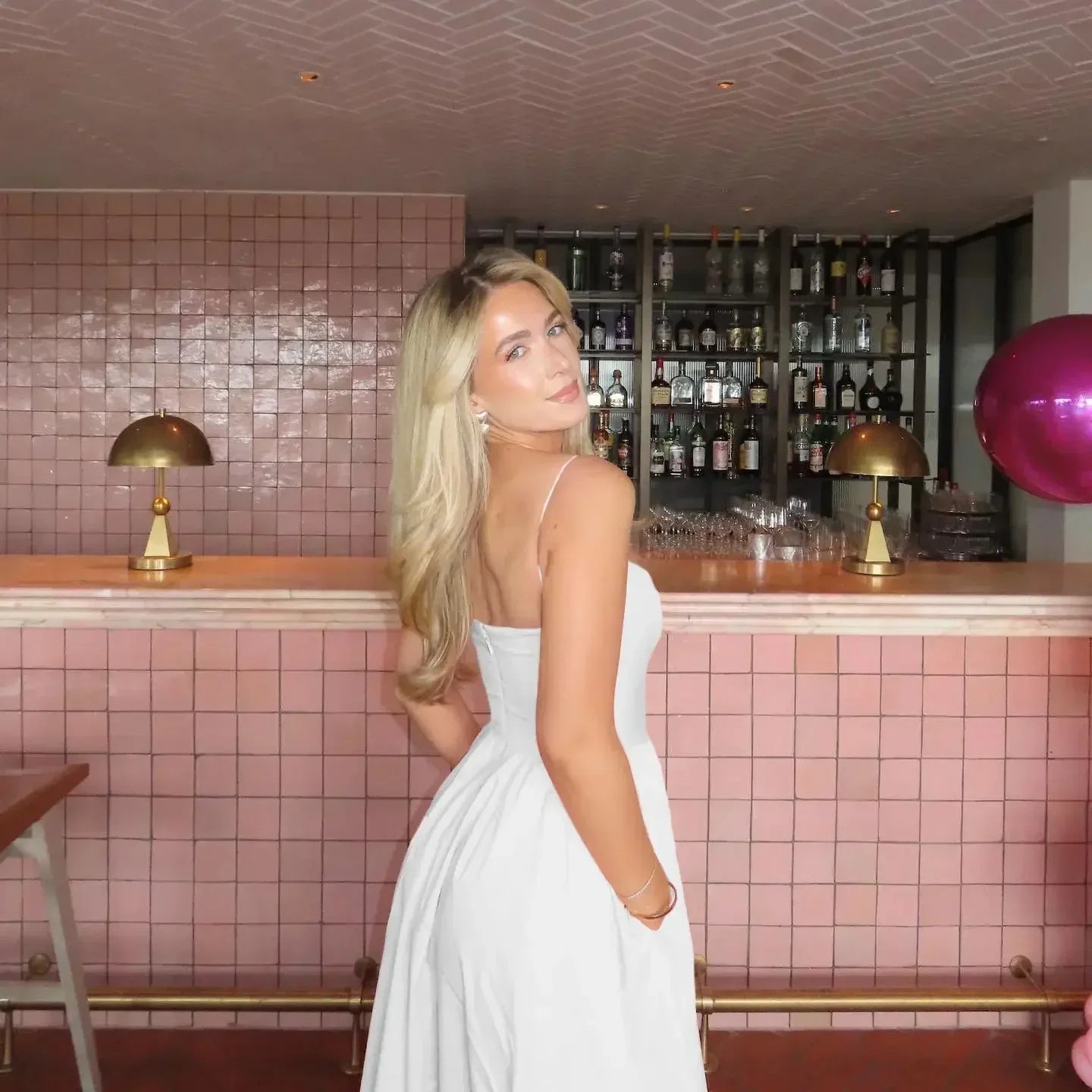 2025 Robes pour femmes Rose Élégante et Jolie Midi Blanc Robe de Vacances Spaghetti Strap Robe de Plage A Ligne Robes de Soirée